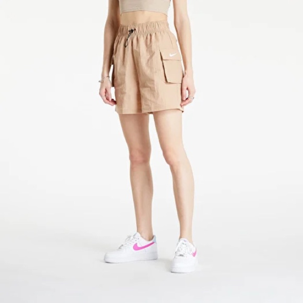 Nike Sportswear Essential Women's Woven High-Rise Shorts S DM6247